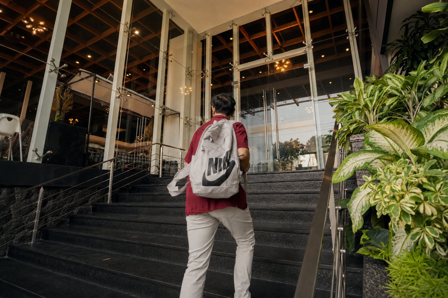 Mahasiswa berangkat kuliah dari lobi
